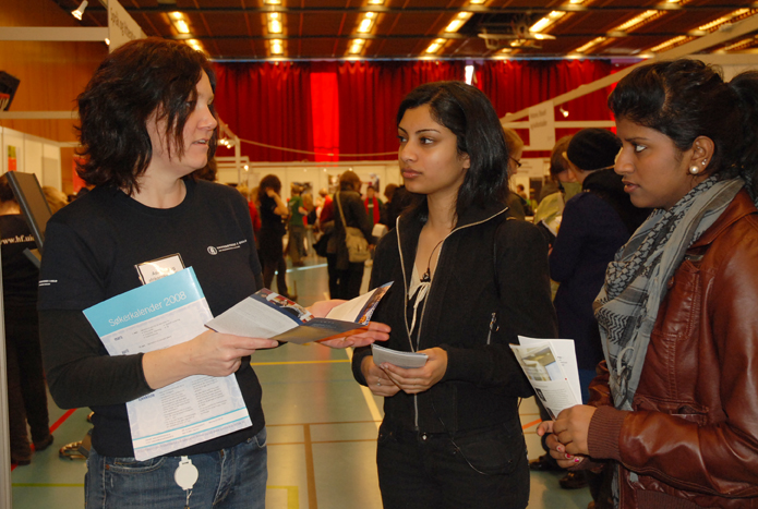 programkonsulent ved AAS May Maria Tollerud, elevene Sutharshini Parameswarah og Mareen Anoja.david.