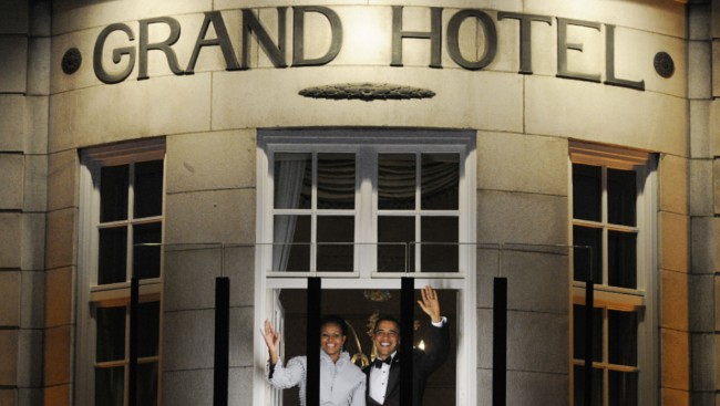 Michelle og Barack Obama på balkongen på Grand Hotel (Foto: TOPSHOTS/AFP PHOTO / OLIVIER MORIN /Scanpix)