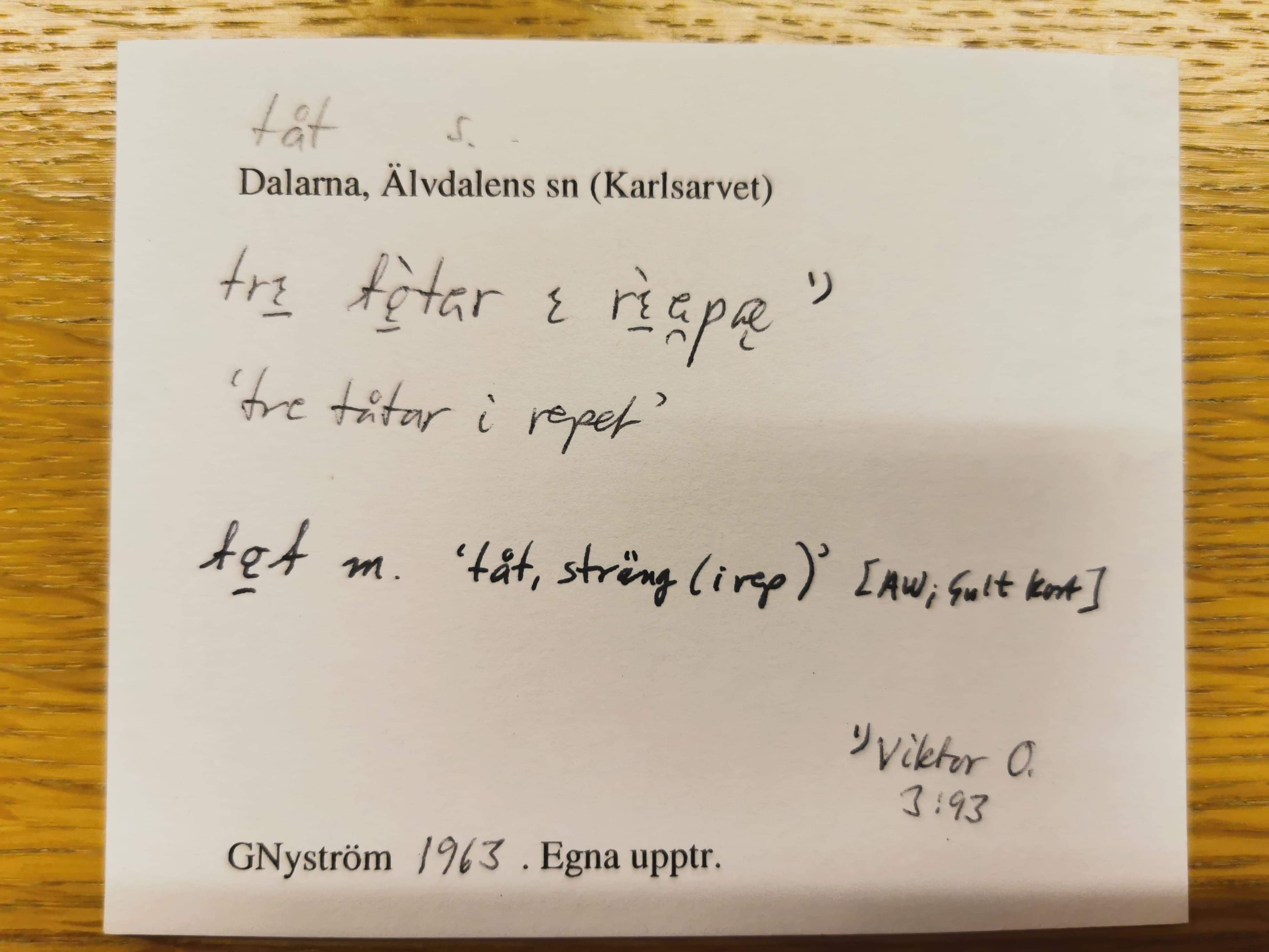 tåt